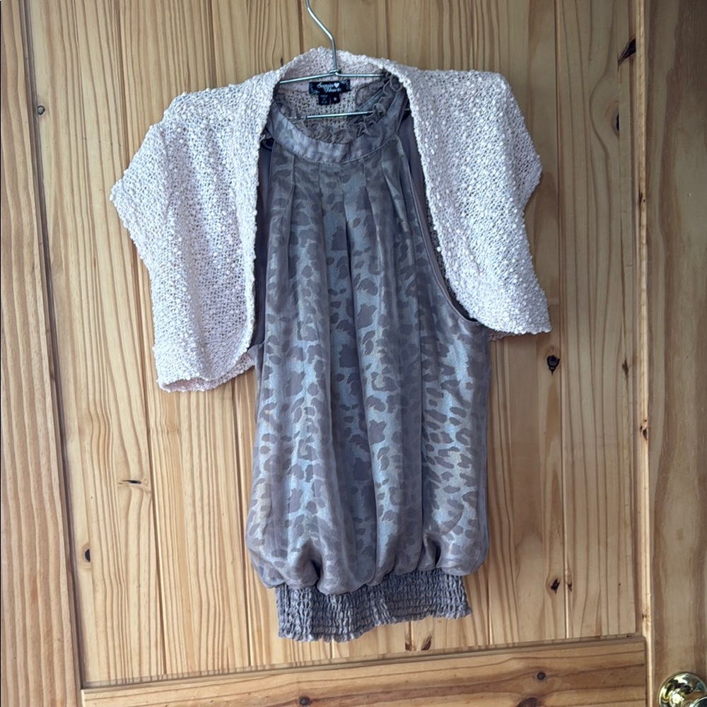 Sequin Hearts Pleated Ribbed Blouse in Cream and Gray